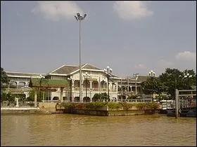 Combien d'habitants y a-t-il  Nonthaburi ?