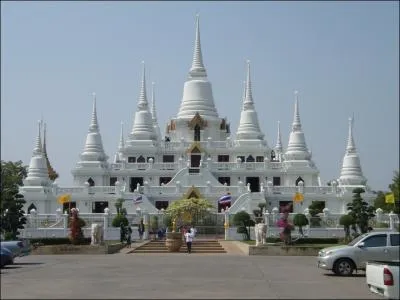 Samut Prakan est au sud-est de Bangkok.