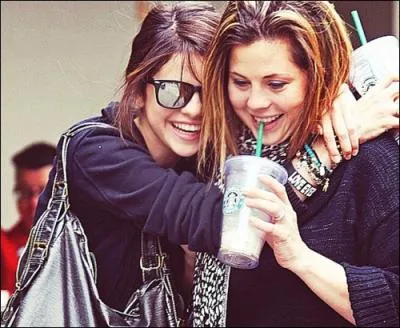 Comment s'appelle sa mre ?