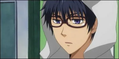 Qui utilise l'hypnose et, a la phobie des filles ?