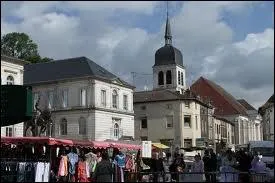 Je termine par une promenade  Vaucouleurs ( Meuse ) o elle est chef-lieu ...