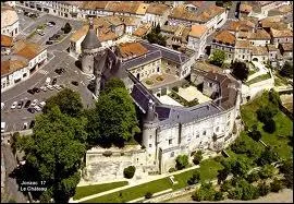 La ville de Jonzac ( Charente-Maritime ) est chef-lieu ...