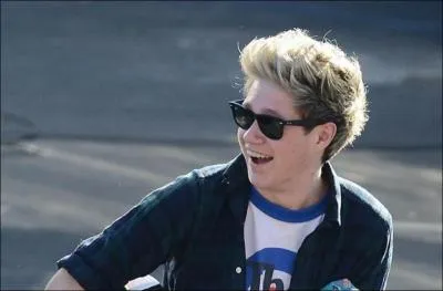 De quelle nationalit tait la premire fille que Niall a embrasse ?