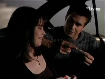 Dans le tout premier pisode de la srie, o se trouve Piper quand elle fige pour la premire fois un dmon ?