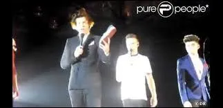 Qui a reu une chaussure en plein concert ?