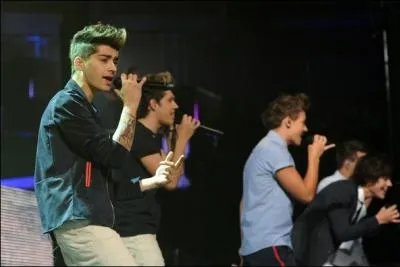 Par quelle chanson entament-t-ils leur tourne ?