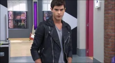 Comment s'appelle ce garon dans la srie ? Indice : c'est dans la deuxime saison et son nom dans la srie est le mme que dans la ralit !