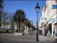 La ville de Rochefort ( Charente-Maritime ) est chef-lieu ...