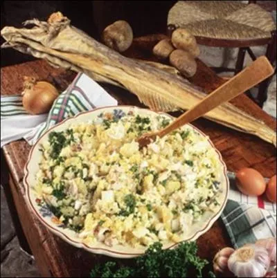 Quel poisson est a la base de la composition de l'estofinade, mets assez commun dans les dpartements du Lot et de l'Aveyron ?