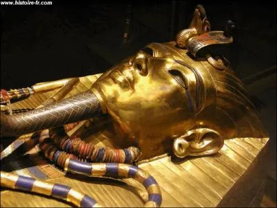 En quelle anne Howard Carter a-t-il dcouvert le tombeau de Toutnkhamon dans la Valle des rois ?