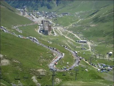 Dans quel massif montagneux se trouve le col du Tourmalet, souvent emprunt par le Tour de France cycliste ?