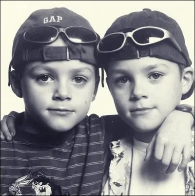 Comment s'appelle son frre jumeau ?
