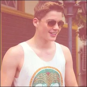 Dans quelle ville habite-t-il ?