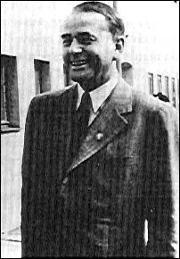 Quelle fonction occupe-t-il auprs du Fhrer ?