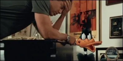 Lorsque Daffy arrive chez D.J, que lui lance-t-il sur la tête ?