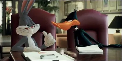 Qu'arrive-t-il à Daffy au début du film ?
