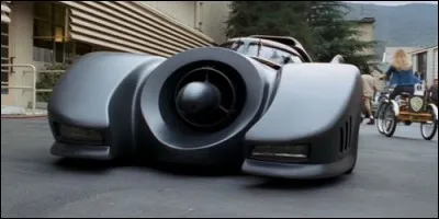 À quel super-héros appartient la voiture que vole Daffy au début du film ?