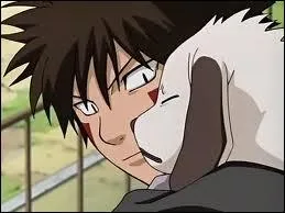 Lorsqu'il utilise la technique du loup bicphale avec Akamaru, de quelle couleur sont leurs yeux ?