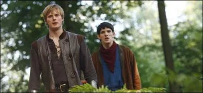 A la fin de la saison 4, pourquoi Merlin jette-t-il un sort  Arthur ?