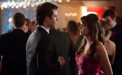 Dans l'pisode 19, que dit Damon  Elena juste avant le bal de promo ?