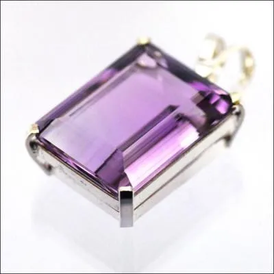 Sa teinte violette lui a valu son nom, qui proviendrait de l'ancien grec  amthustos . Ce nom rend compte d'une proprit qui est attribue  l'amthyste... laquelle ?