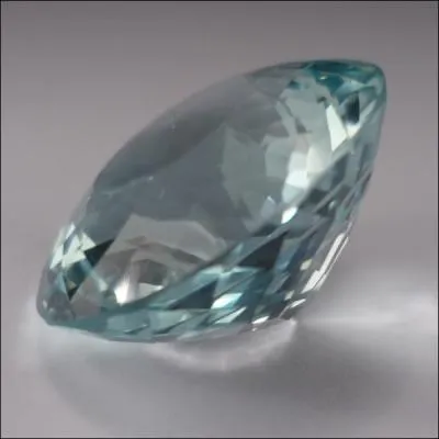  L'aigue-marine, comme l'meraude, est une varit de bryl de couleur bleu clair voquant l'eau de la mer .