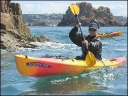 Ce petit bateau tait utilis par les Esquimaux et tait au dpart, fabriqu en peau de btes tendues sur une armature de bois. Il sert aussi  des comptitions actuellement. Comment s'appelle-t-il ?