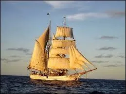 Cette embarcation  voiles toute fine tait l'une des plus rapides des XVIIme et XVIIIme sicle. Comment s'appelle-t-elle ?