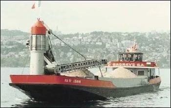 Cet autre bateau fluvial servait principalement au transport de marchandises et a inspir une clbre chanson. Comment s'appelle-t-il ?