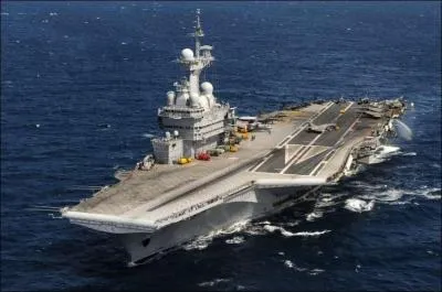 Ce bateau, souvent militaire, recueille d'autres moyens de transport. Quel est son nom ?