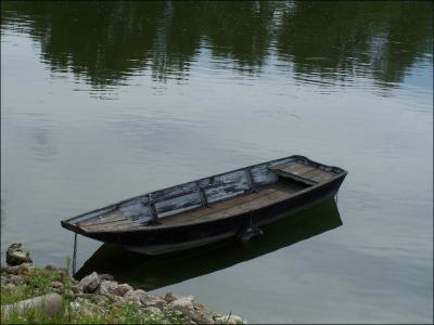 Ce petit bateau est utilis par les pcheurs, en eau douce comme en bord de mer. Quel est son nom ?