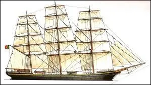 Ce bateau  voiles, frquemment utilis au XVIIme et au XVIIIme doit son nom  une caractristique particulire. Comment s'appelle-t-il ?