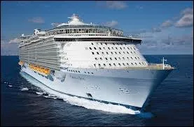 Ce bateau de grande taille a eu des noms de baptme clbres,  Titanic  par exemple. Quel est son nom ?