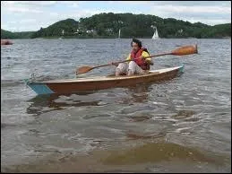 Ce petit bateau tout fin et trs long est surtout utilis pour la balade, et peut mesurer jusqu' 8 mtres. Quel est son nom ?