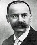 En quelle ann�e Karl Schwarzschild a-t-il d�couvert la m�trique de Schwarzschild ?