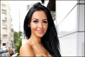 Avec qui Nabilla est-elle en couple ?