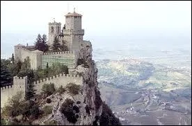 Quelle est la superficie et le classement de Saint-Marin dans ce domaine (superficie) ?