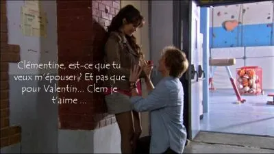 Pourquoi dans la saison 2, Julien demande-t-il Clem en mariage ?