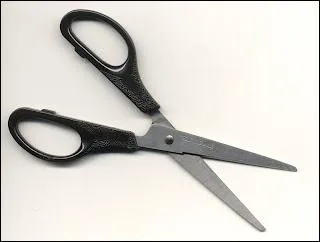 Une femme enceinte fait tomber ses ciseaux. Cela veut dire qu'elle accouchera :