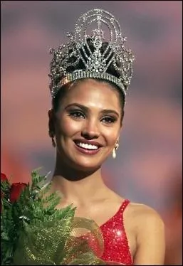 En 2000, cette rayonnante jeune femme devint la première Miss Univers du 3ème millénaire, élection qui eut lieu à Chypre. Vous reconnaîtrez à coup sûr (indice : elle devint actrice par la suite) :