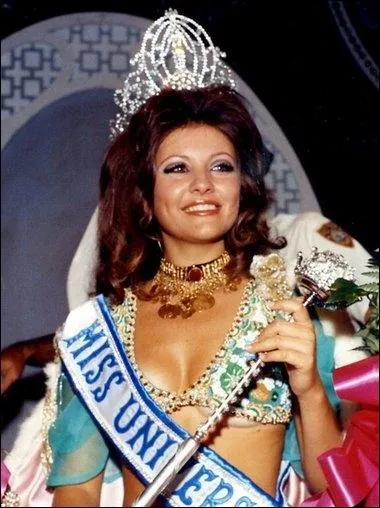 Lors de l'édition 1971, Georgina Rizk fut élue Miss Univers à Miami et devint du coup la première femme du Moyen-Orient à obtenir le titre tant convoité. Cette jolie jeune fille représentait alors :
