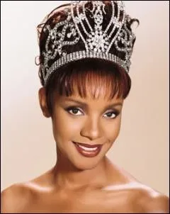 En 1999, Mpule Kwelagobe devint la première représentante de couleur du continent africain à être élue Miss Univers à Trinidad. Elle représentait alors :