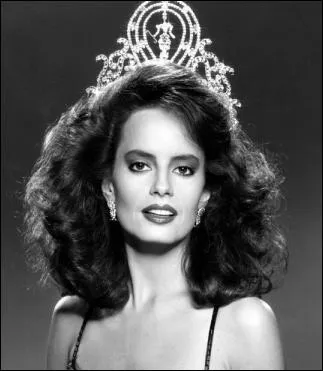 La chilienne Cecilia Bolocco fut élue Miss Univers en 1987 à Singapour. Quel autre rôle à succès connut-elle par la suite ?