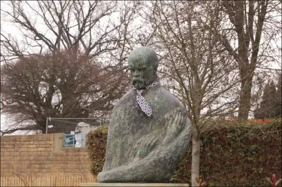 Qui a nou autour du buste la cravate de Verlaine le 30 mars 2013 ?