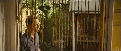 Par o Steve ressort de la maison de Brett ?