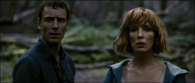 Jenny et Steve manquent de se faire craser par ... . .