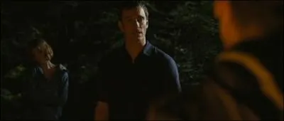 Dans la bagarre, prs du feu, qui se fait poignarder ?