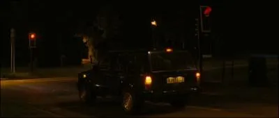 Au dbut, Steve manque de renverser au feu vert ...