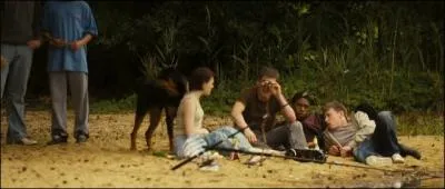 Que regarde un des garons sur la plage, avec ses jumelles ?