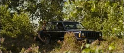 Au dpart, un pneu de la voiture crve, mais  cause de quoi ?